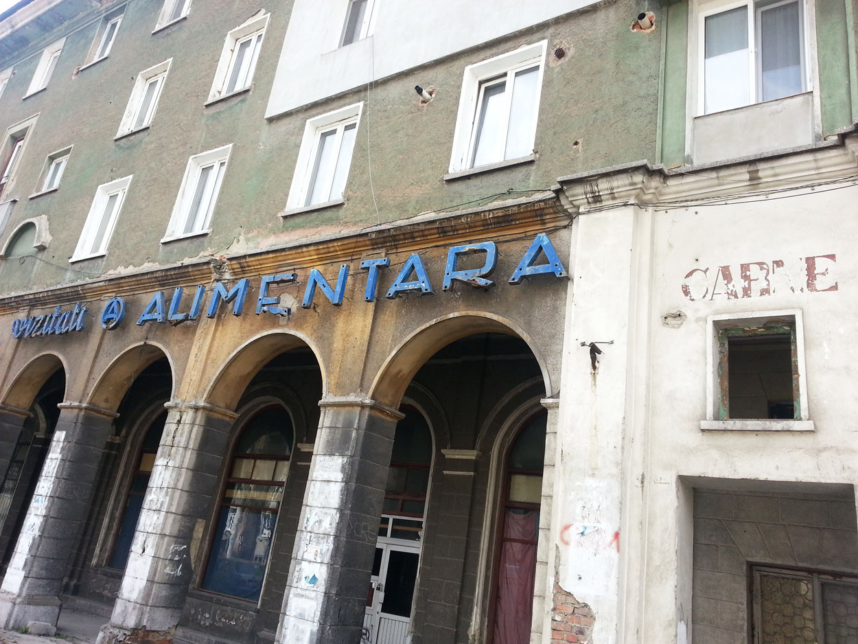 Valea Jiului, Valea Plangerii. In blocuri care au costat milioane, oamenii n-au curent si pun haine vechi pe foc