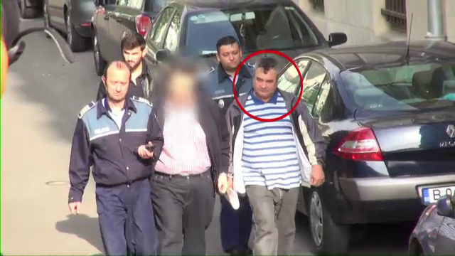 Politia a gasit probe noi ingropate in curtea barbatului suspectat ca a ucis trei surori. Vasile Lavric ramane in arest