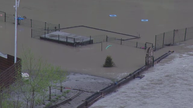 Alunecari de teren, dupa inundatii. Zeci de localitati sunt afectate dupa ce pamantul a inceput sa o ia la vale