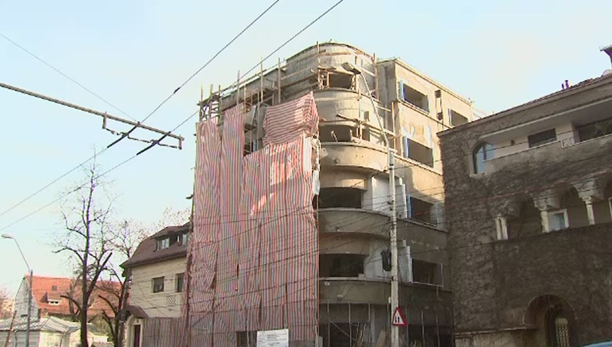 Bucurestenii ar putea fi evacuati din cladirile care stau sa cada. Propunerea Primariei a ajuns pe masa Guvernului