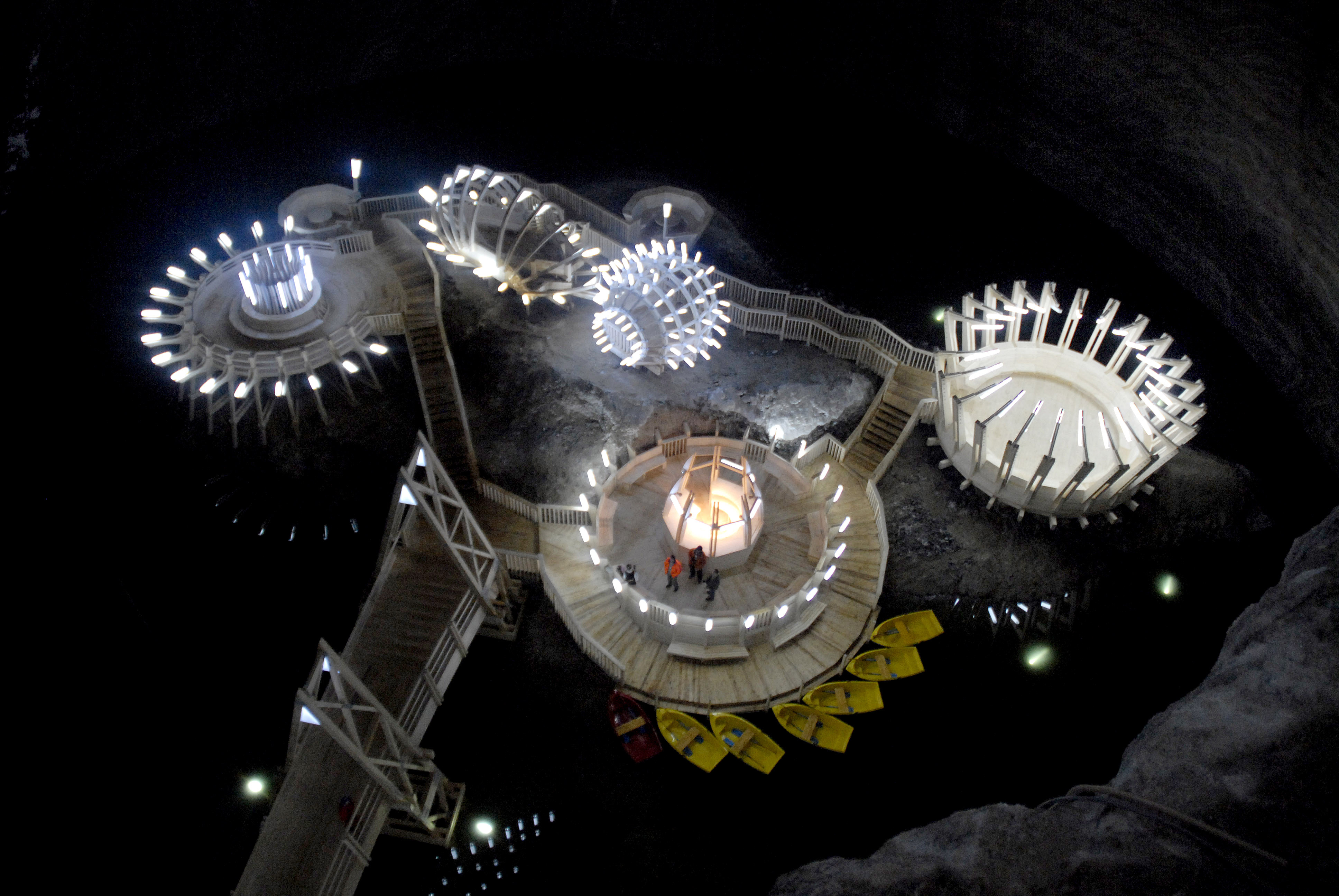 Cat costa sa pui Romania pe harta turistului international. Salina Turda, renovata in 2010, e laudata de CNN si Jared Leto