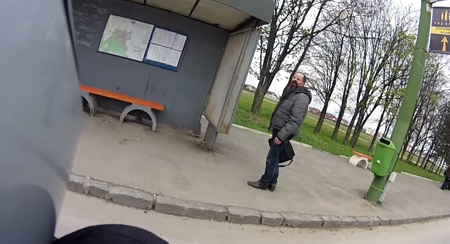 Soferul autobuzului i-a inchis usa in nas si l-a lasat in statie. Un motociclist a vazut totul si iata ce a urmat. VIDEO