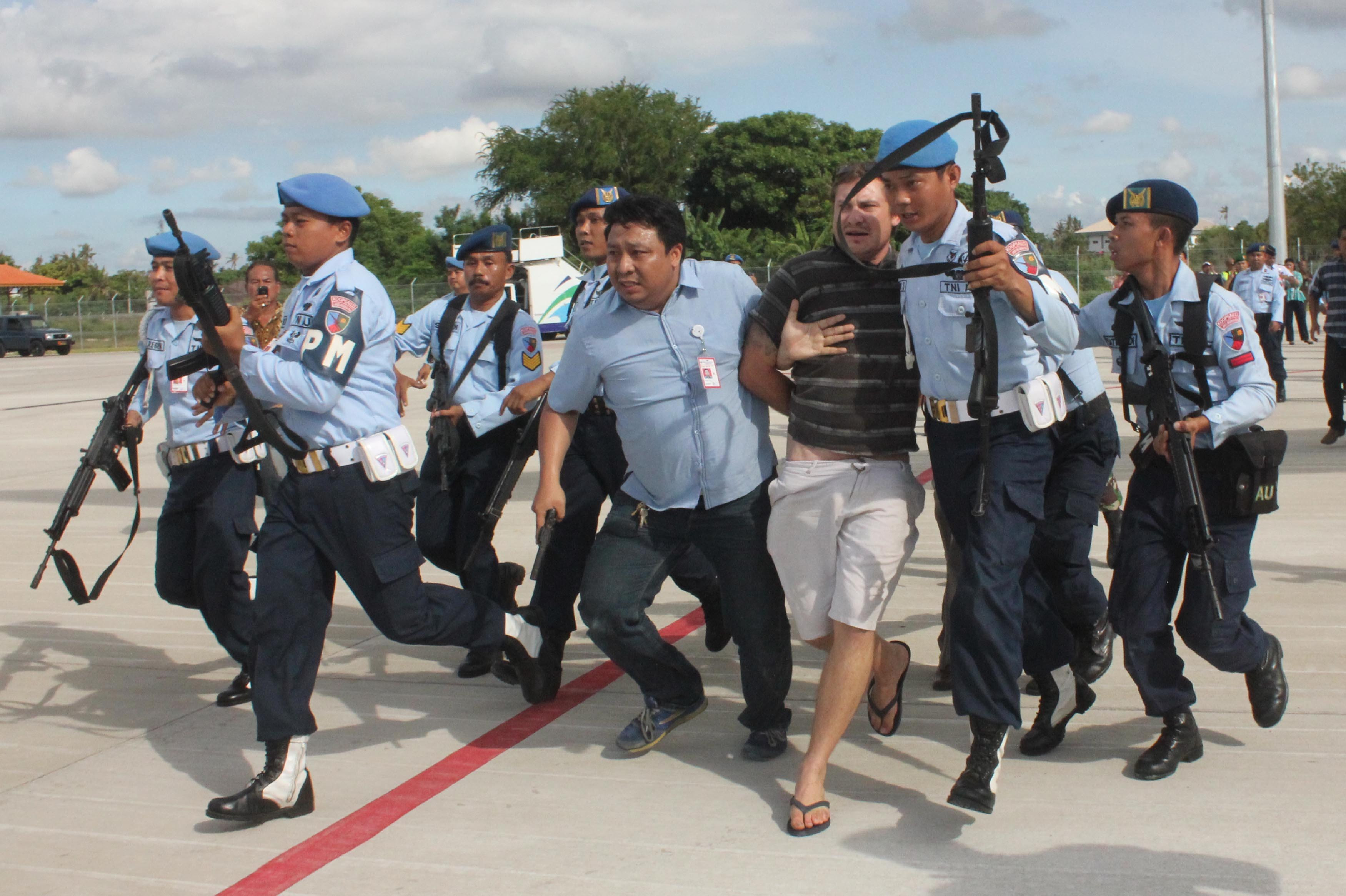 A declansat o criza internationala, in cautarea toaletei. Explicatia pasagerului care a vrut sa intre peste pilotii in cabina