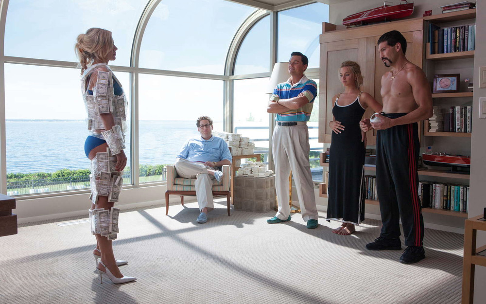 Misiune ca-n "Lupul de pe Wall Street". Un barbat cu 580.000 de dolari, lipiti pe corp, a fost arestat in China