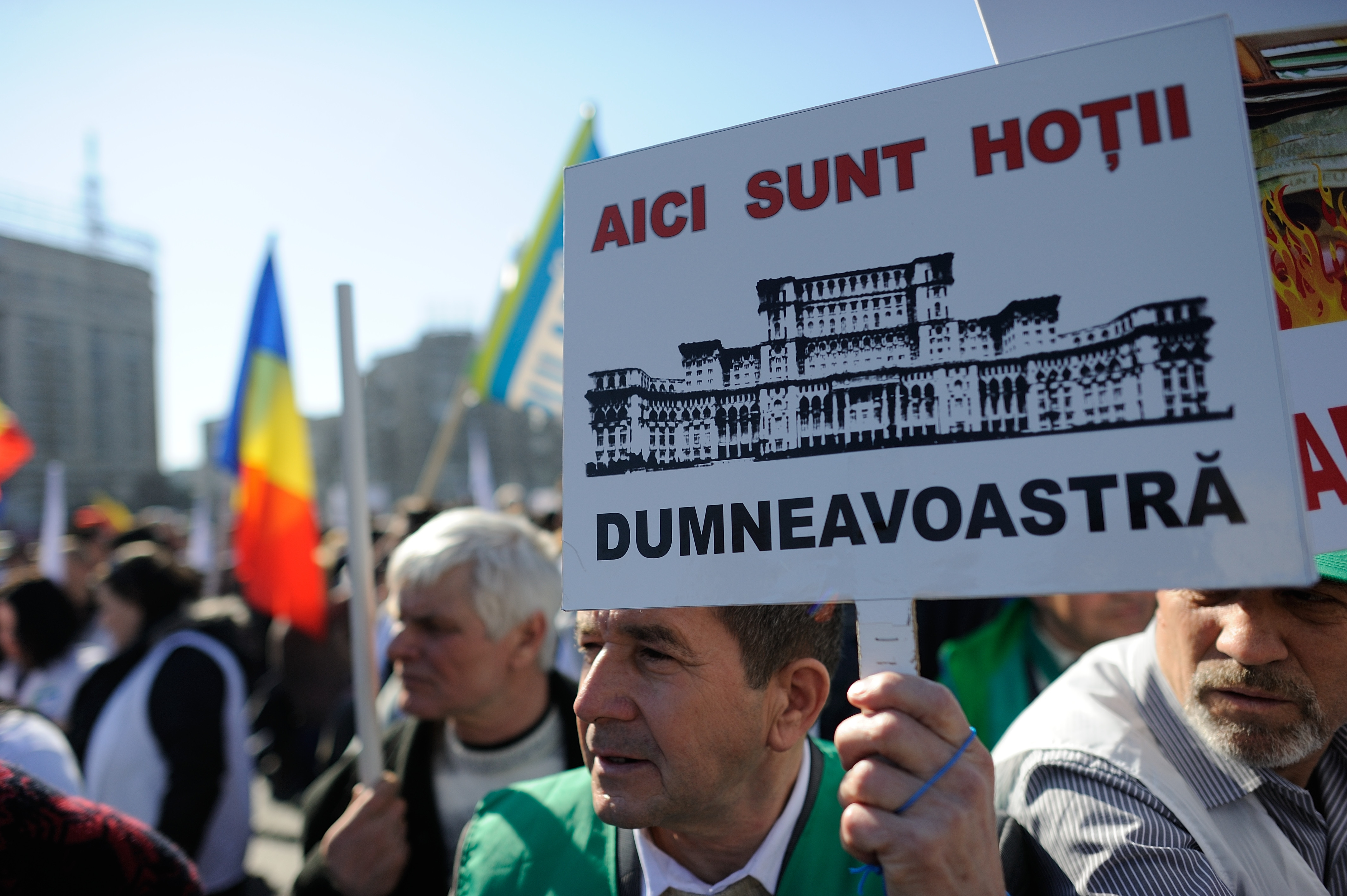 Guvern: 200.000 de semnaturi din petitia PMP nu pot fi identificate. Udrea ameninta cu plangere penala impotriva lui Ponta