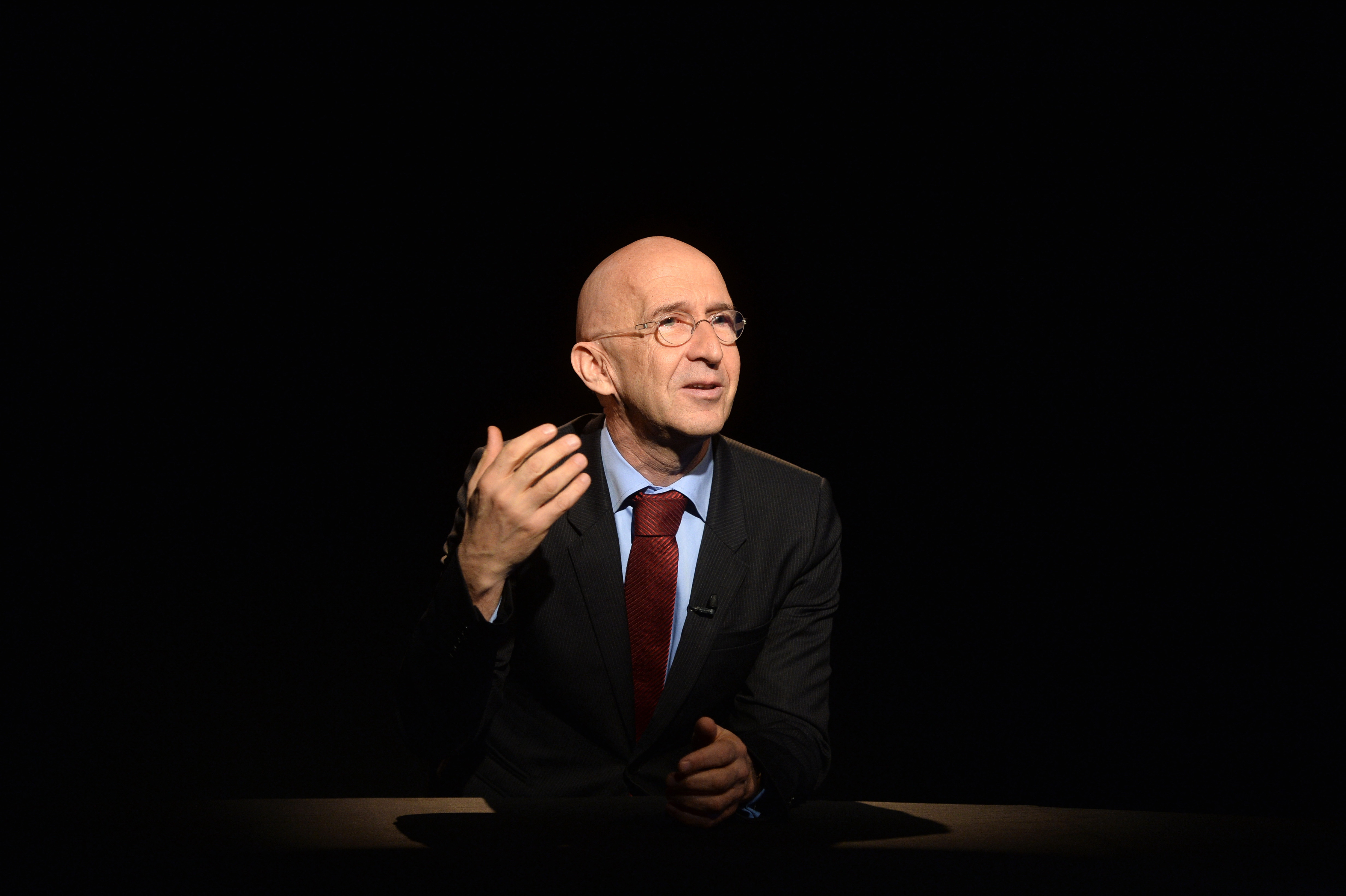 "E periculos sa arunci suspiciunea de coruptie asupra intregii clase politice". Ambasadorul Frantei la "Dupa 20 de ani".VIDEO