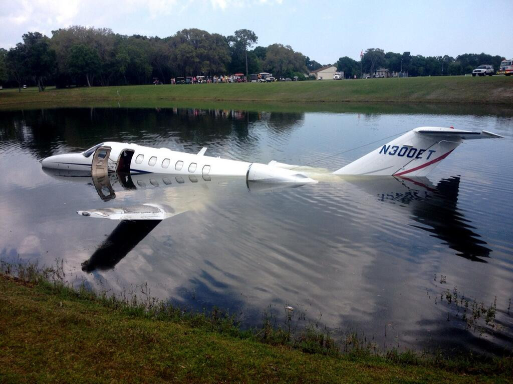 Pilotul unui avion privat a ratat pista de aterizare. Unde a ajuns aparatul de zbor cu pasageri cu tot