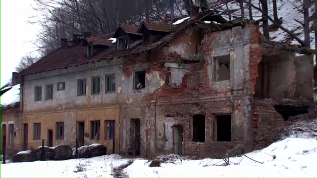 Valea Jiului, Valea Plangerii. In blocuri care au costat milioane, oamenii n-au curent si pun haine vechi pe foc