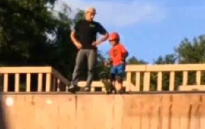 Momentul socant in care un tata isi impinge fiul de 6 ani pe o rampa de skateboarding