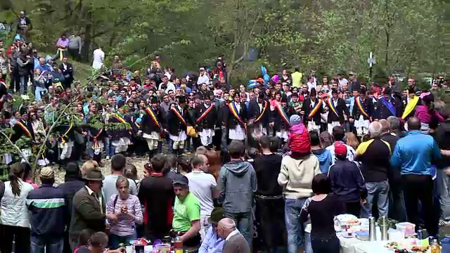 Trei turisti, printre care si o fetita de 6 ani, raniti la parada calare a junilor Brasovului. Caii s-au speriat de multime