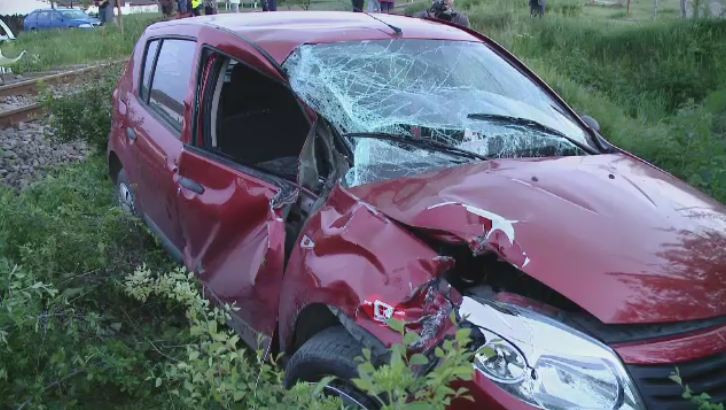 A scapat ca prin minune dupa ce masina pe care o conducea a fost lovita in plin de un tren de calatori
