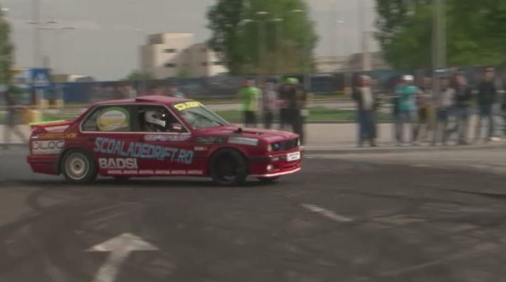 Demonstratie de drifturi la Craiova. Un barbat din public s-a incumetat sa experimenteze senzatiile tari: "As mai vrea"