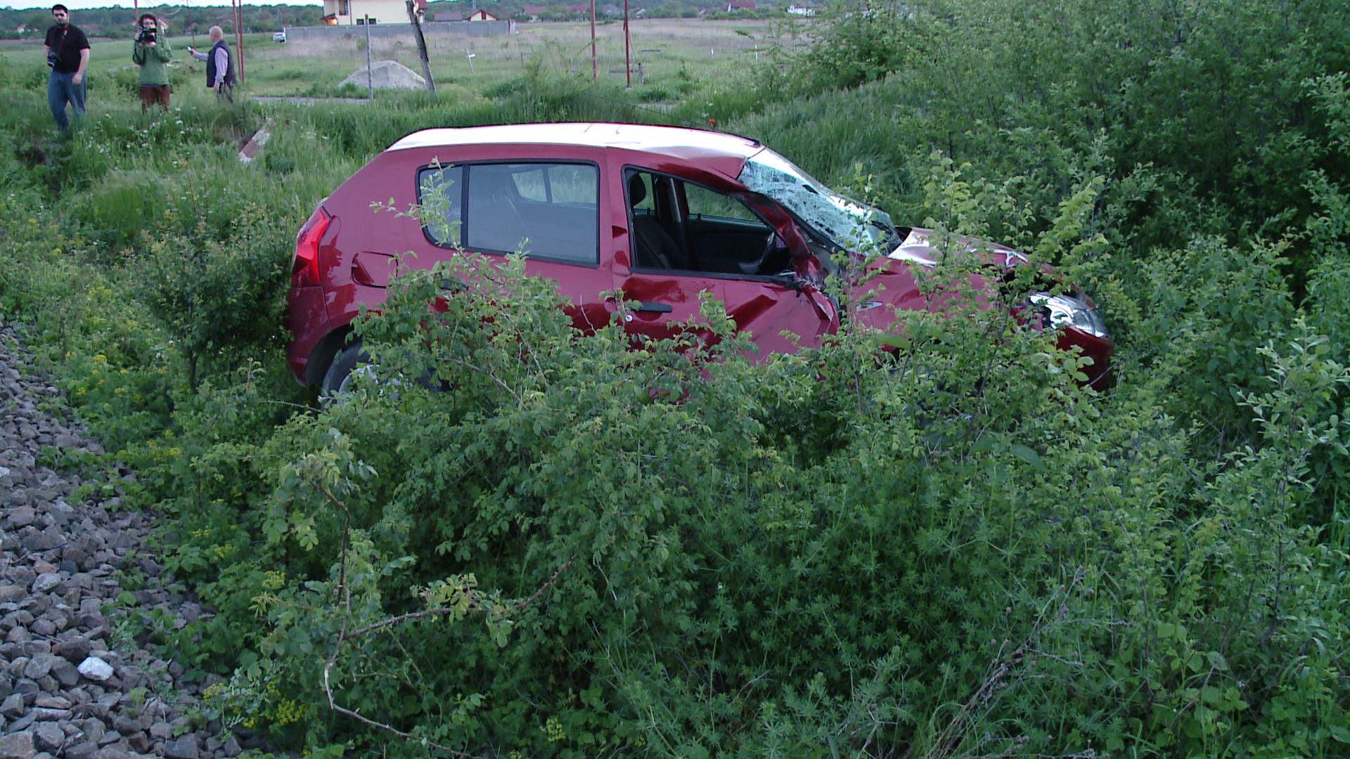 TIMIS: Un barbat a scapat ca prin minune cu viata, dupa ce masina pe care o conducea a fost lovita de tren