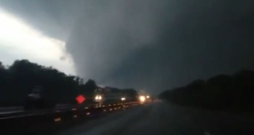 Cel putin 17 morti in urma tornadelor care au maturat statele americane Oklahoma si Arkansas