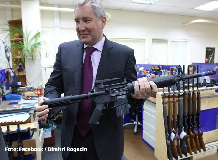 Dimitri Rogozin cu o pusca de asalt in mana