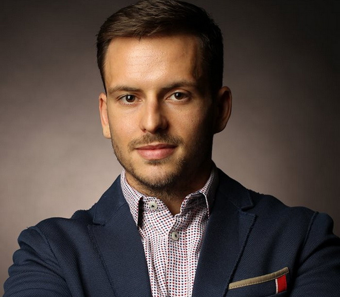 Un roman de 27 de ani atrage, lunar, pe site-ul sau milioane de vizitatori din intreaga lume. Afacerea de 3 mil. euro