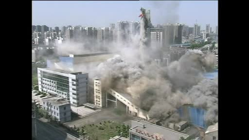 Praf si pulbere. Un turn inalt de 150 de metri din China a fost aruncat in aer. VIDEO