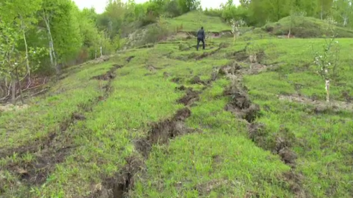 Imagini apocaliptice intr-o comuna din Dambovita. Alunecarile de teren au transformat un deal intr-un crater de 15 metri