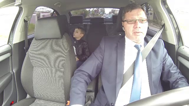 Taxiul care iti ia copilul de la scoala sau transporta animale de companie. Ce succes au in Romania taximetristii de nisa