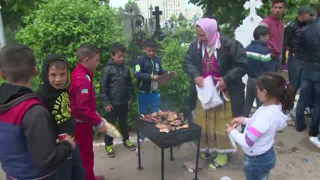 Ziua gratarelor din cimitire, de Pastele Blajinilor. Tiganii din toata tara au afumat mormintele "cum cere traditia"