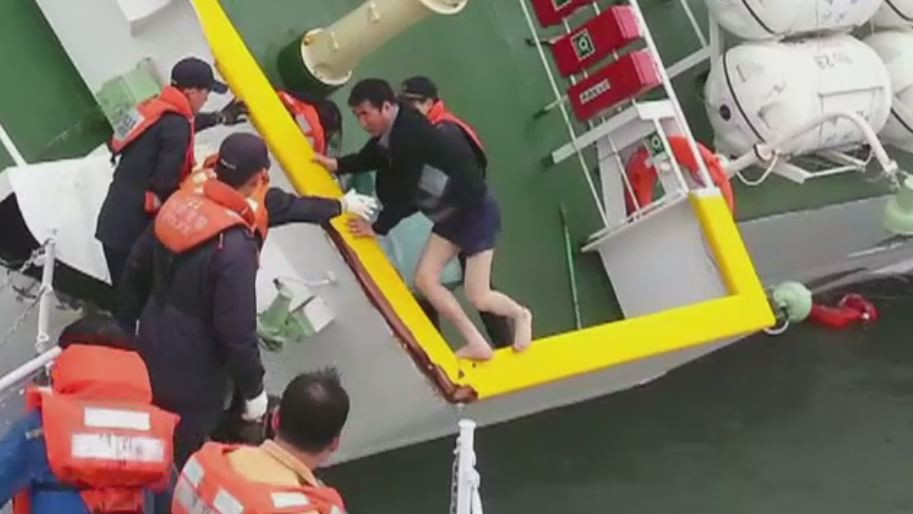 Imagini in premiera cu tragedia din Coreea de Sud. Un elev a filmat momentul in care feribotul Sewol se scufunda