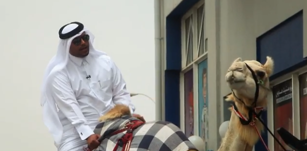 Moment amuzant in Qatar. Un comediant s-a dus la restaurant calare pe o camila