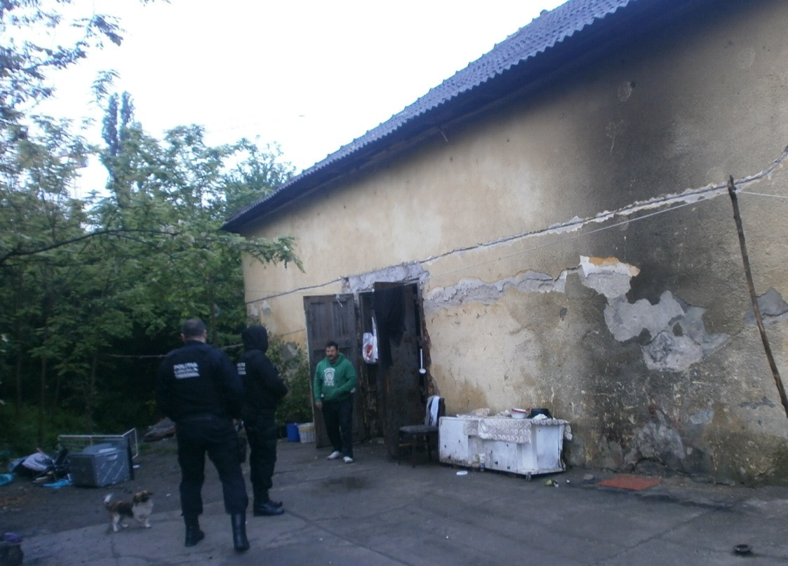 Printre mormane de gunoaie, oamenii strazii se adapostesc in continuare in cladirea fostei unitati militare din Timisoara