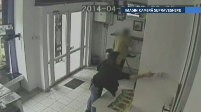 CAMERA DE SUPRAVEGHERE. A furat trei tablouri dintr-o crama si a fost prins. Ce a facut dupa este inexplicabil