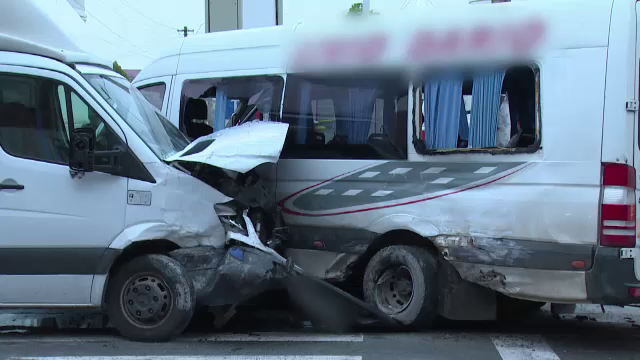 O persoana a murit si alte doua au fost ranite, pe DN 1, dupa ce un microbuz s-a tamponat cu o autoutilitara