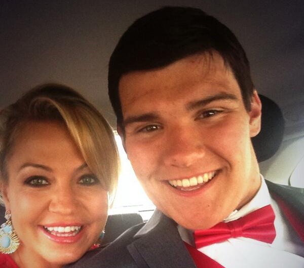 Un jucator de hochei paralizat a invitat-o la balul de absolvire pe o cunoscuta prezentatoare TV. Ce raspuns a primit