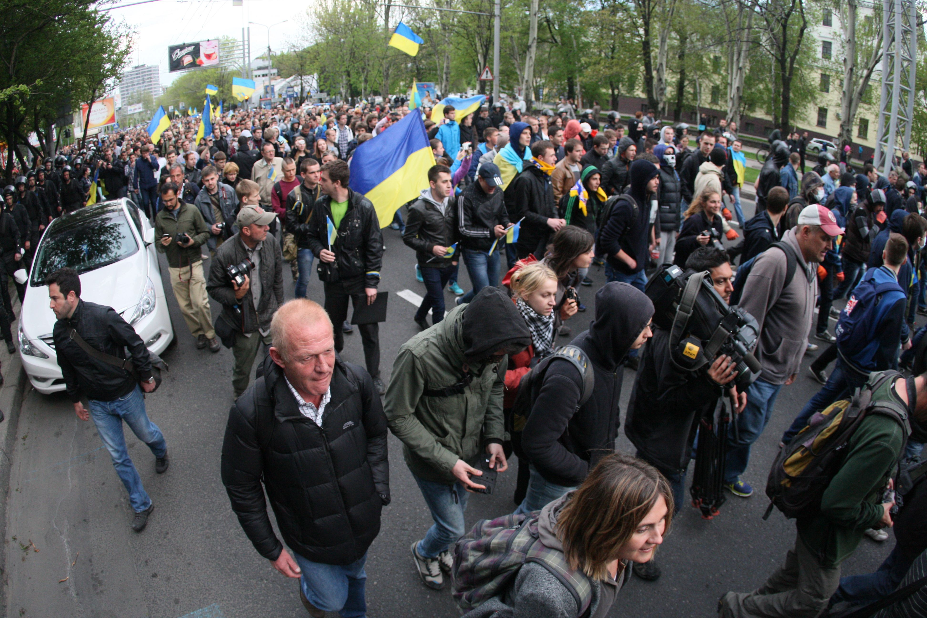 CRIZA DIN UCRAINA. Militanti prorusi au atacat sediul politiei in Lugansk. Kievul acuza fortele de ordine de tradare
