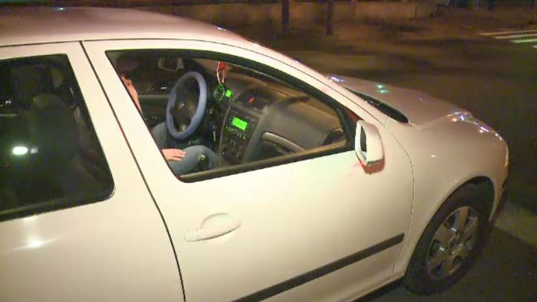 Au spart geamul unei masini de lux si au furat o geanta. Surpriza pe care au avut-o hotii cand au ajuns acasa