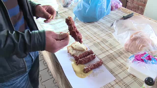 MICII interprinzatori ai Romaniei si profitul de pe gratare. Afacerea MICUL e exploatata chiar si cu tonomate, ca la cafea