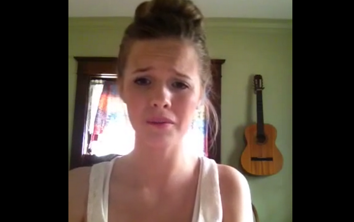 O eleva de liceu din Statele Unite a impresionat pe toata lumea cu vocea ei si cu cantecul pe care l-a scris. VIDEO