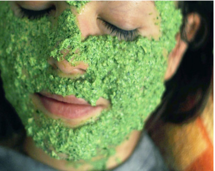 Efectul cosmetic miraculos pe care il are patrunjelul. Ce se intampla daca este aplicat pe ten dimineata si seara