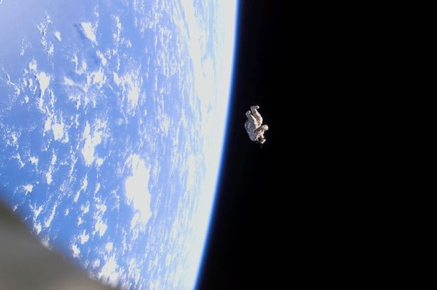 Povestea imaginii NASA devenita viral dupa 8 ani. Ce se ascunde in costumul de astronaut care pluteste liber in spatiu