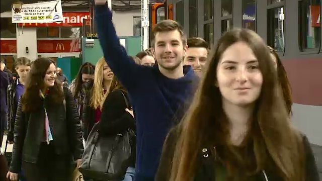 Cu masca pe chip, in Gara de Nord. Tinerii s-au inghesuit in trenurile catre un 1 Mai in care nu vor sa fie recunoscuti