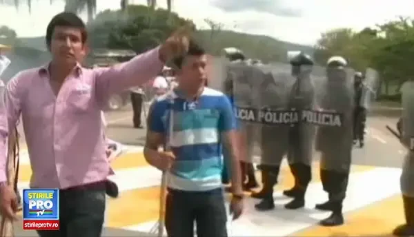 CLIPUL ZILEI: Ciocniri violente in Columbia, intre protestatari si fortele de ordine