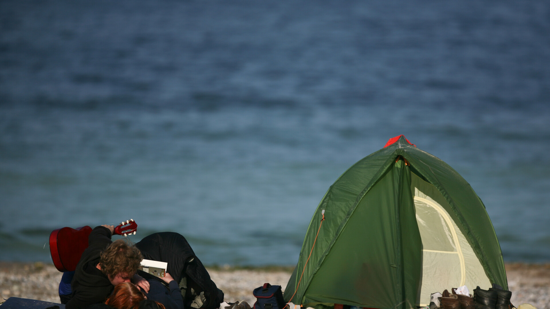 Se scriu noi povesti in Vama Veche. Tinerii au inceput petrecerile de 1 Mai, cu haine groase, foc de tabara si voie buna