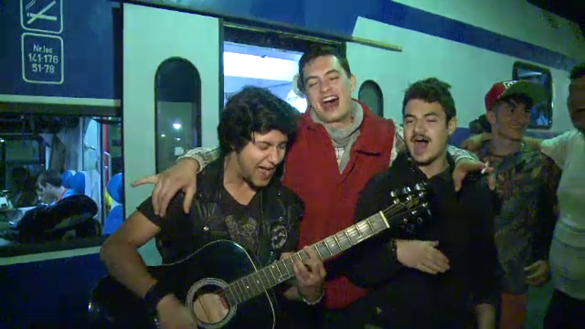 2.000 de tineri au luat trenul din Gara de Nord, cu destinatia Vama Veche. Peronul a devenit locul de start al petrecerii