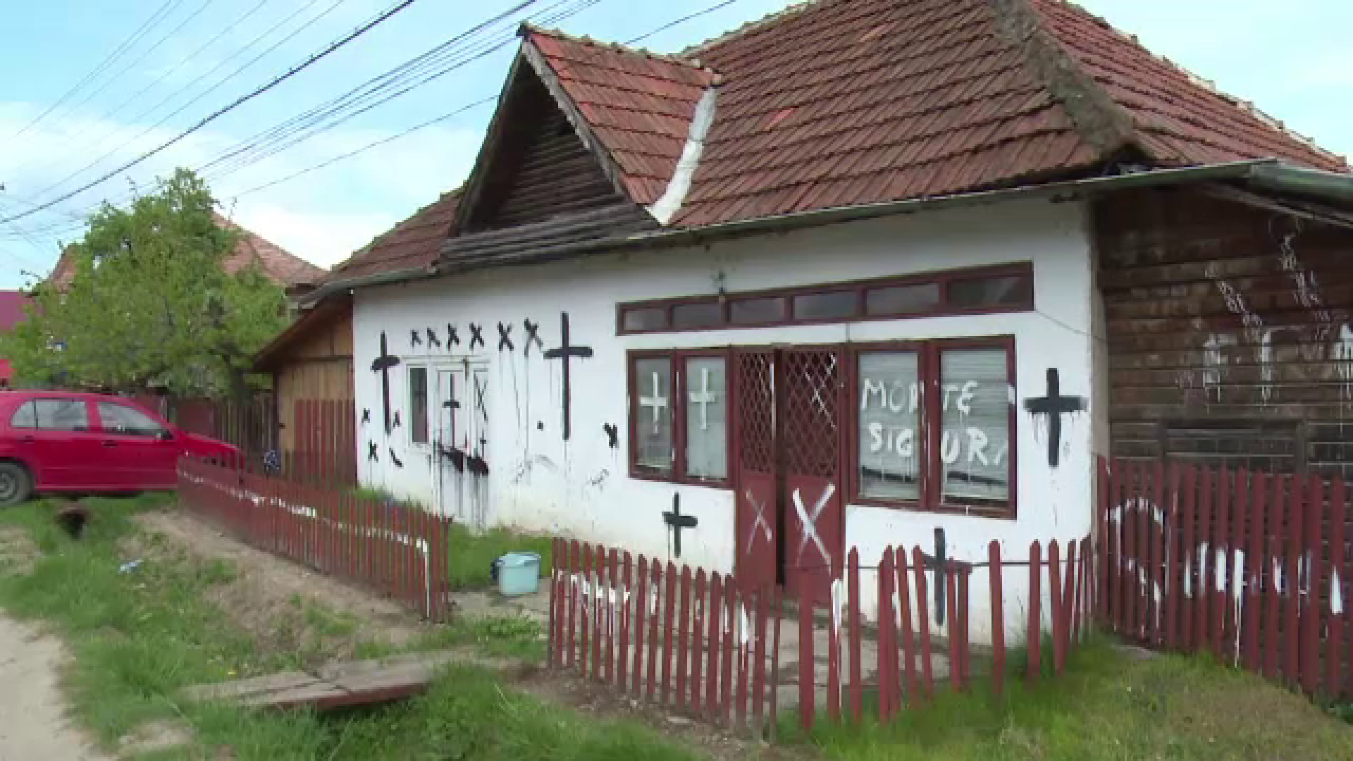 Clipe de cosmar pentru o familie din Arges. Casa le-a fost "pictata" cu fecale, cruci si mesaje amenintatoare