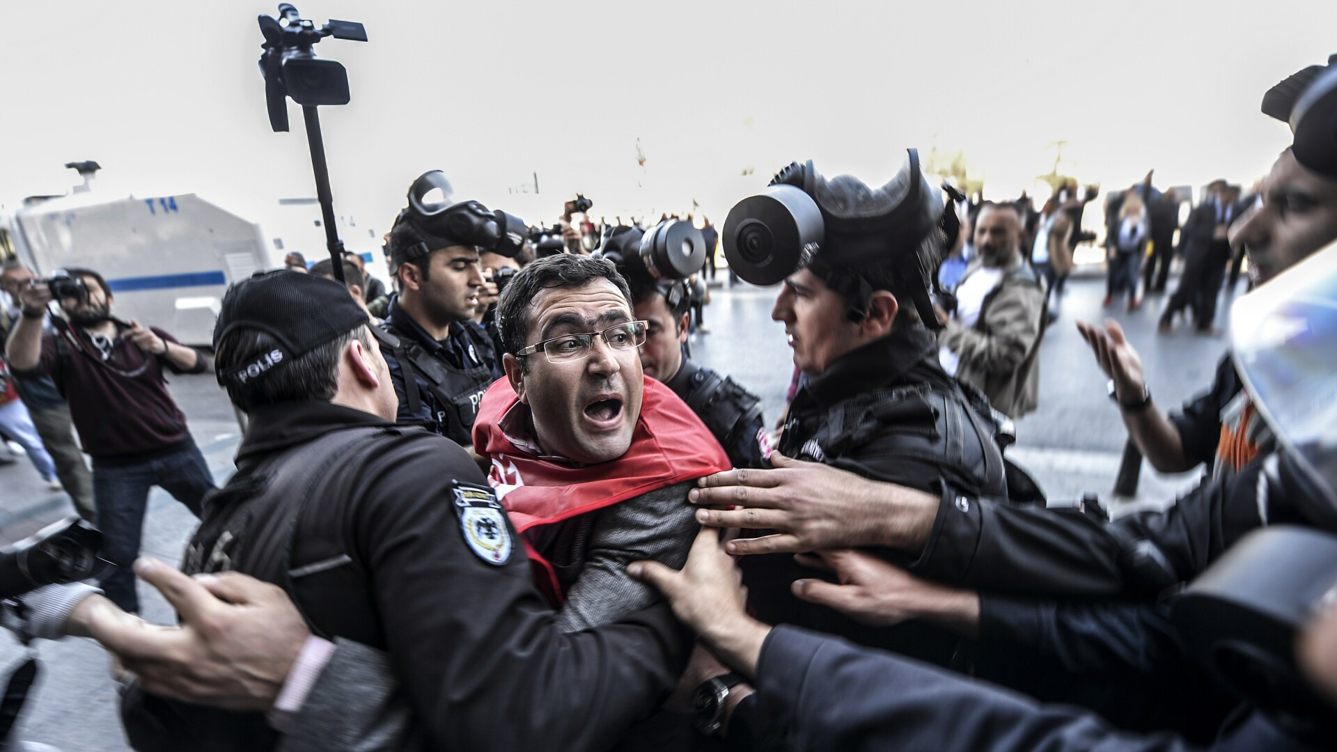 Ciocniri intre politie si manifestantii reuniti de 1 Mai in Piata Taksim, din Istanbul