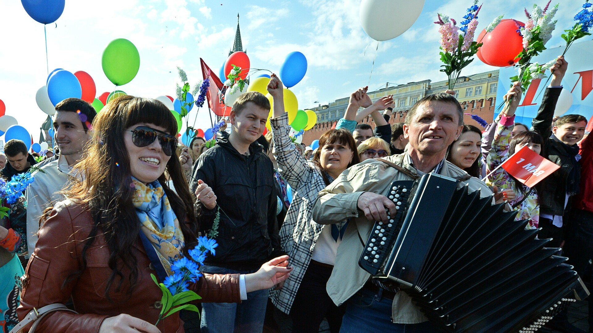 100.000 de persoane au defilat in Piata Rosie din Moscova, de 1 Mai: "Un vant de libertate sufla peste Crimeea"