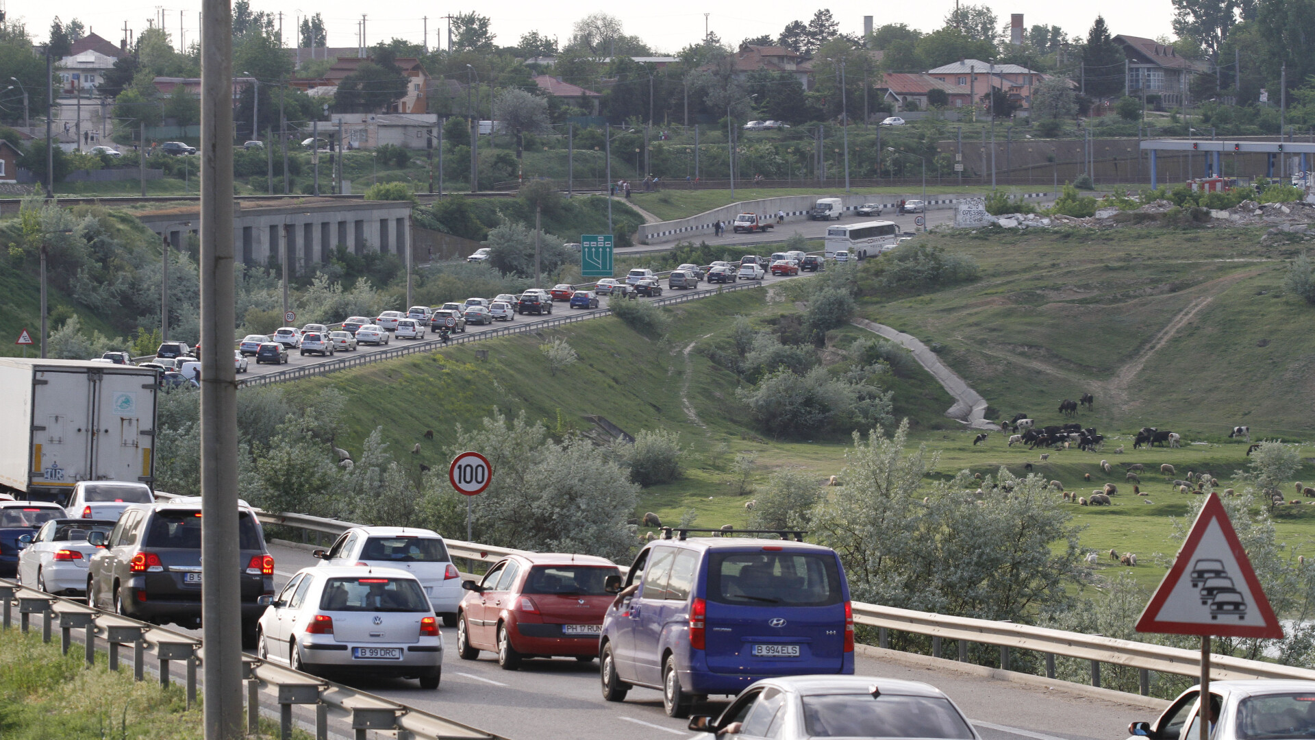 25.000 de politisti pe drumurile nationale de 1 MAI. Greutatile prin care au trecut turistii romani in drum spre munte