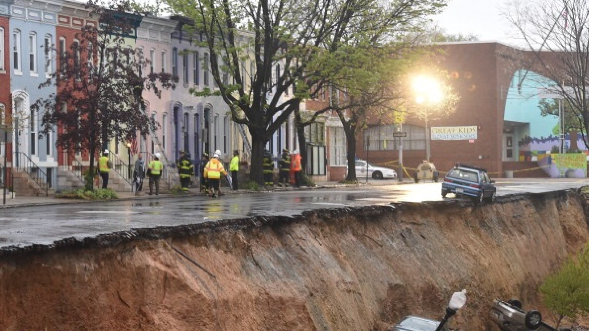 Un crater urias a aparut pe o strada in Baltimore. Fenomenul a inghitit o strada si mai multe masini