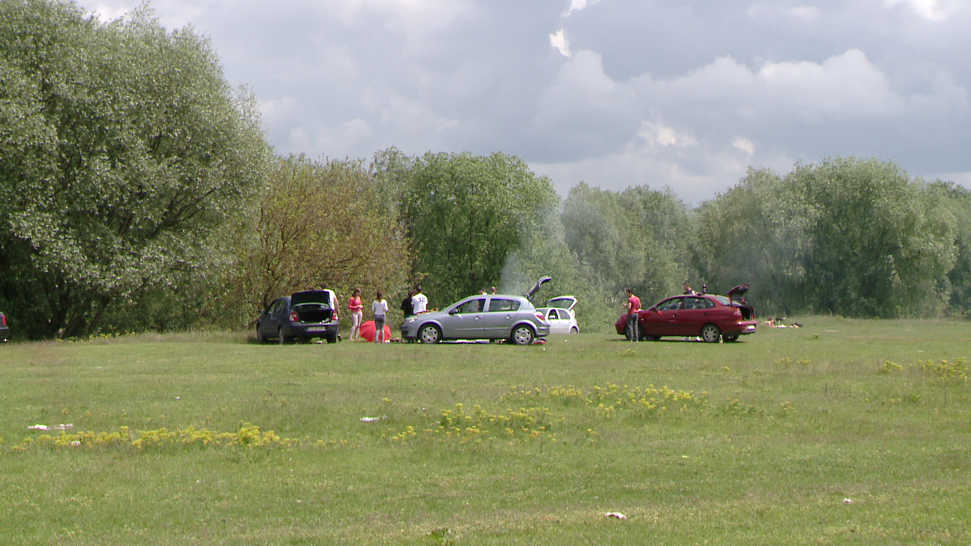 Vremea rea le-a stricat planurile timisorenilor. Putini s-au incumetat sa aprinda gratarele la Padurea Verde, de 1 mai