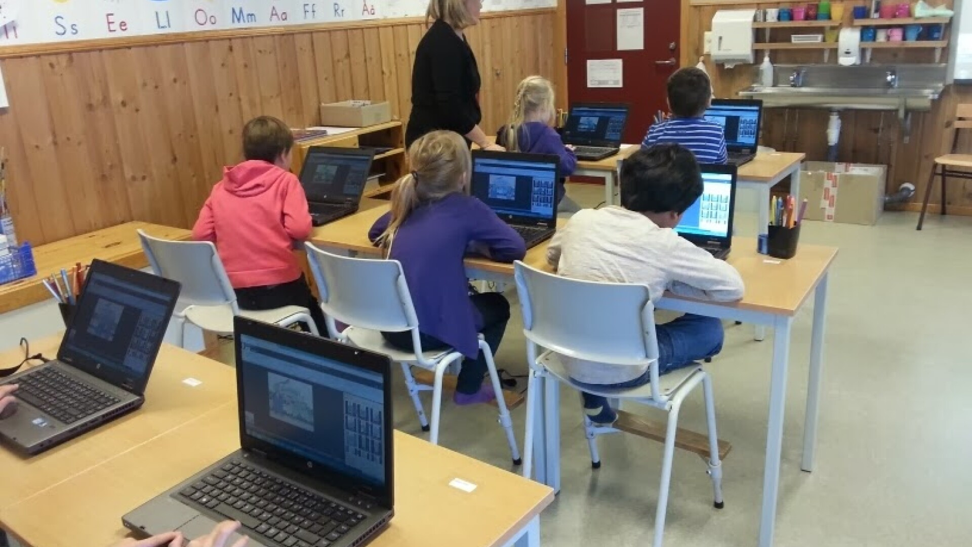 Are doar 6 ani, dar a fost deja exmatriculat de la scoala. Cum arata baietelul de care se tem toate profesoarele