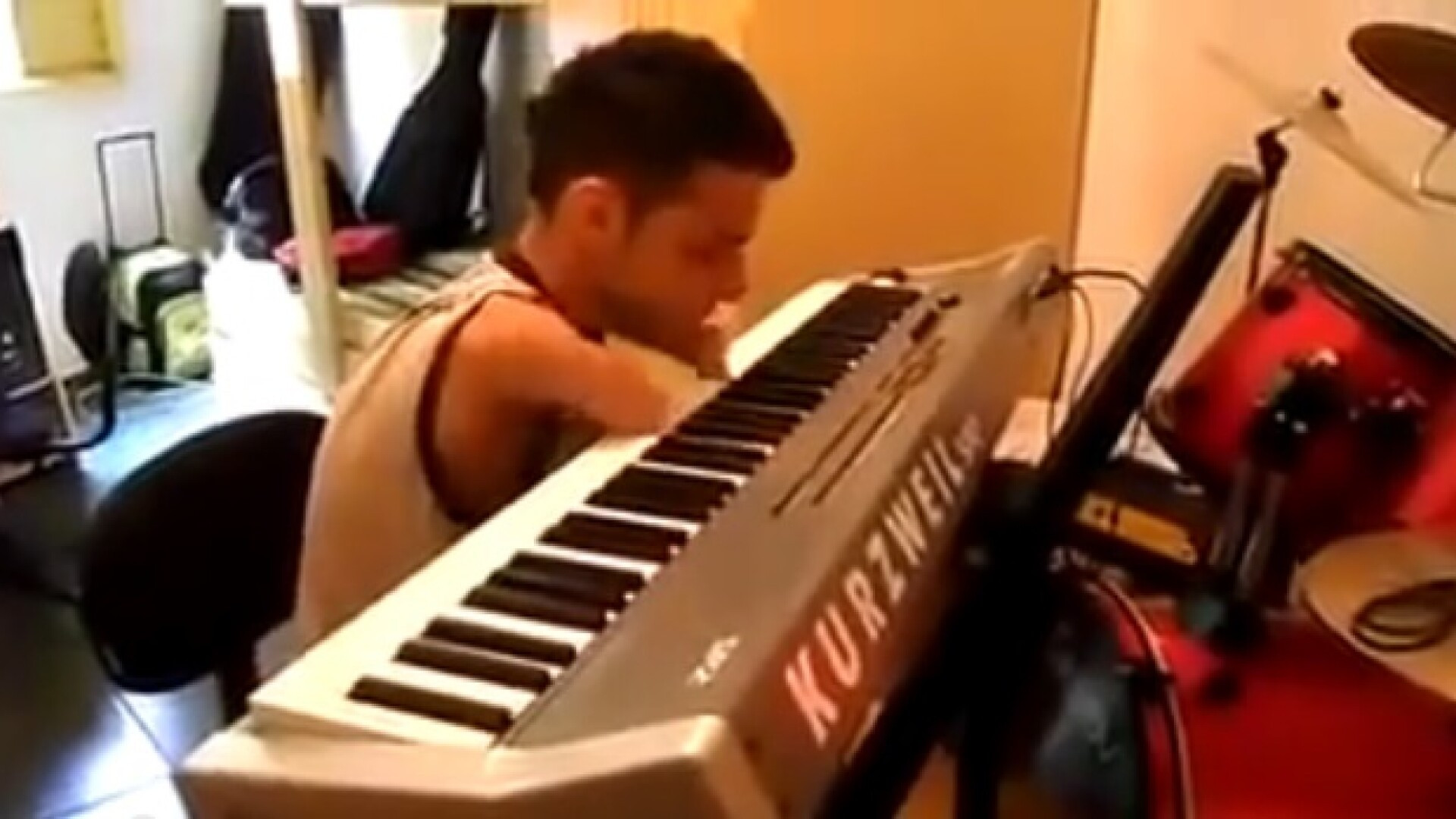Dovada ca orice limita poate fi depasita. Un tanar fara maini canta impecabil la pian. VIDEO