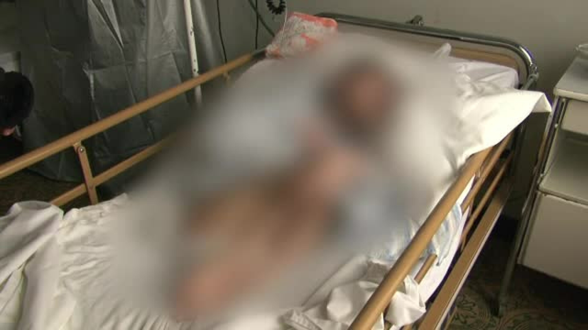 Povestea cumplita a unui tanar surd si orb. La 21 de ani, cantareste doar 23 de kilograme din cauza tratamentului familiei