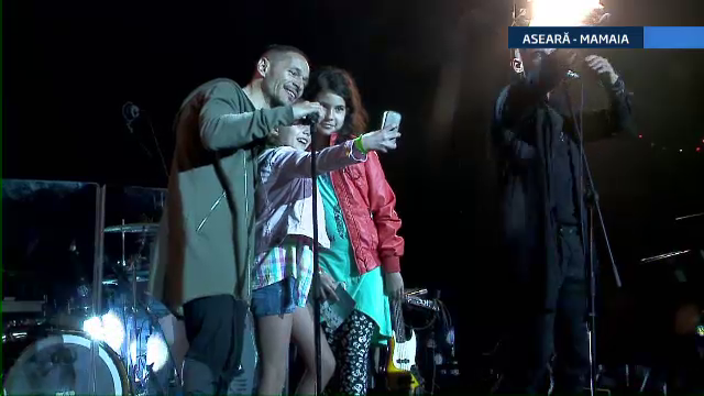 Selfie de Cartea Recordurilor, la Mamaia. 1.000 de romani si-au facut singuri o fotografie, in acelasi timp
